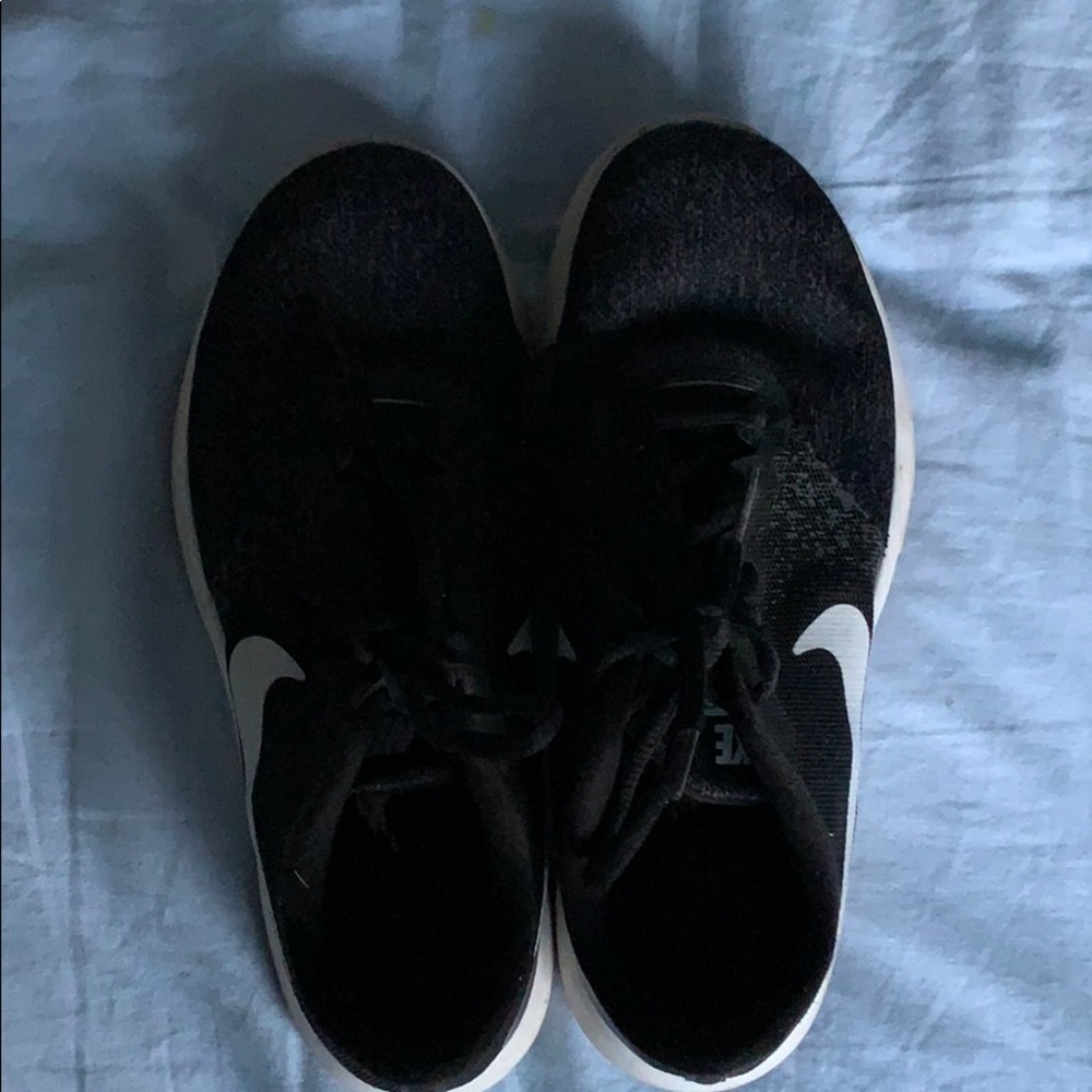 Slightly used Nike tennis shoes